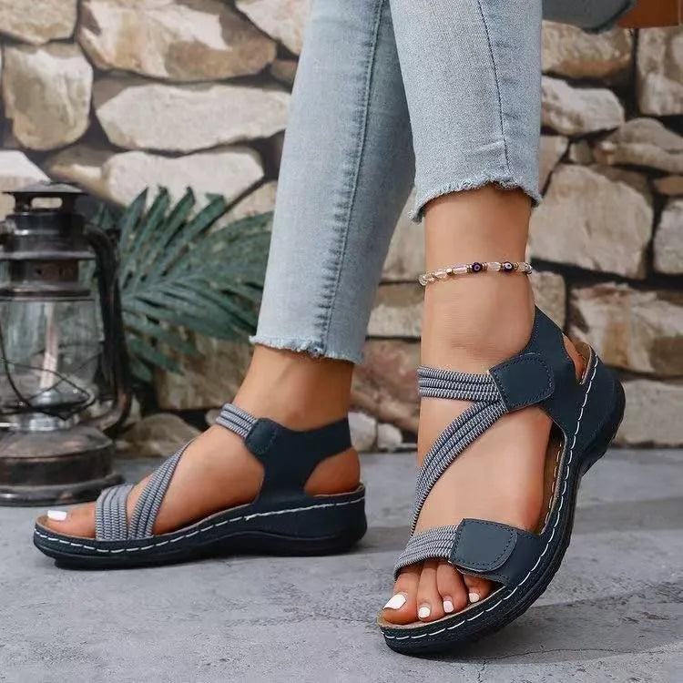 Detailansicht der feinen Riemen an den Damen-Sandalen