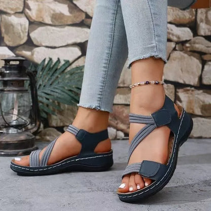 Detailansicht der feinen Riemen an den Damen-Sandalen