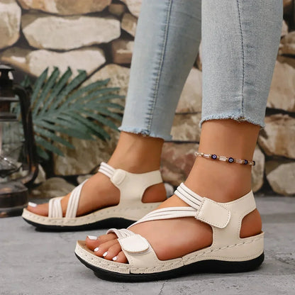 Ansicht der Sandalen von oben mit römisch inspiriertem Riemendesign