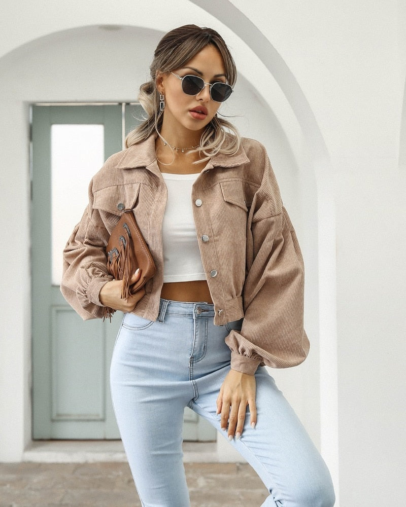 Seitenansicht einer Damen-Kurzjacke mit Taschen