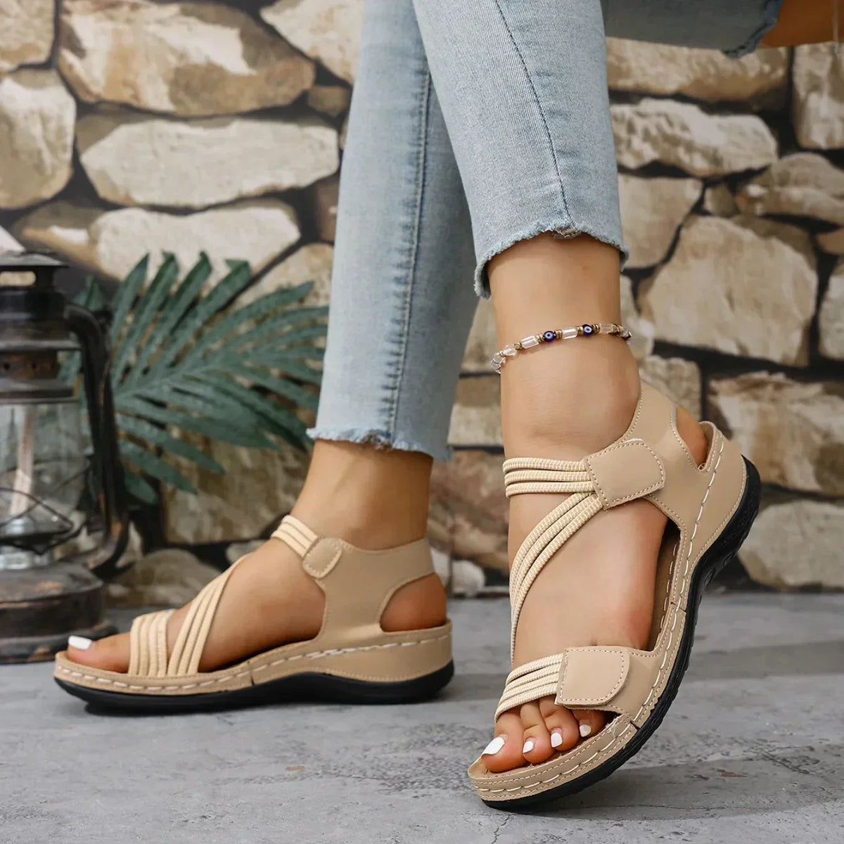 Damen-Riemchensandalen in der Seitenansicht mit flacher Sohle