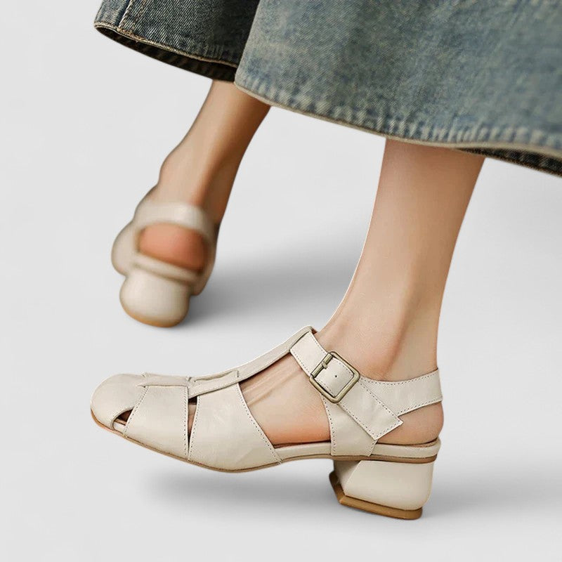 Damen Mary-Jane-Schuhe am Fuss getragen, elegante Alltagsansicht
