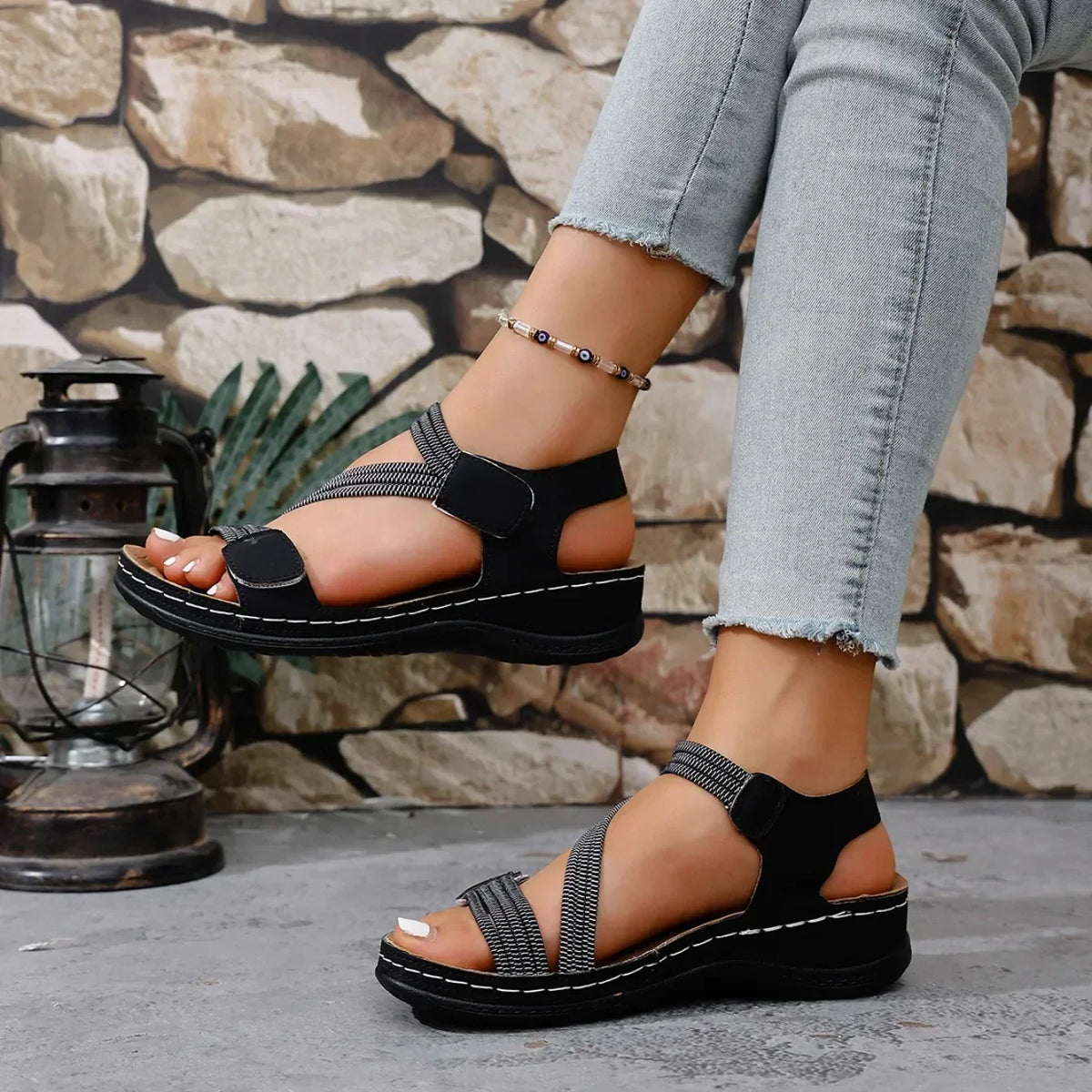 Seitliche Ansicht der Damen-Riemchensandalen mit Riemen