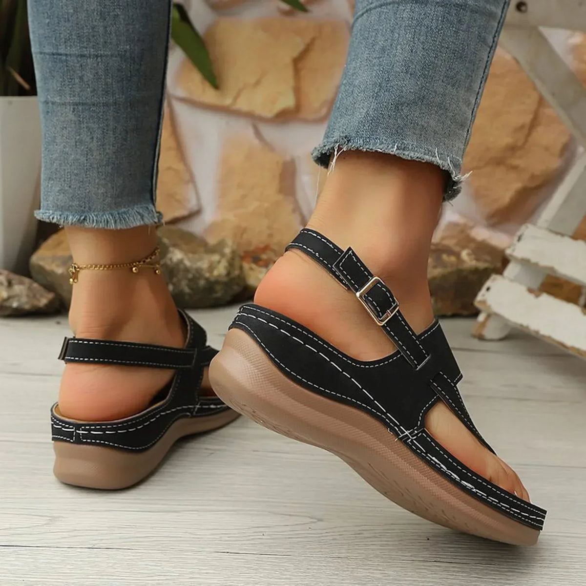 Detailansicht der breiten Riemen an den Damen-Sandalen