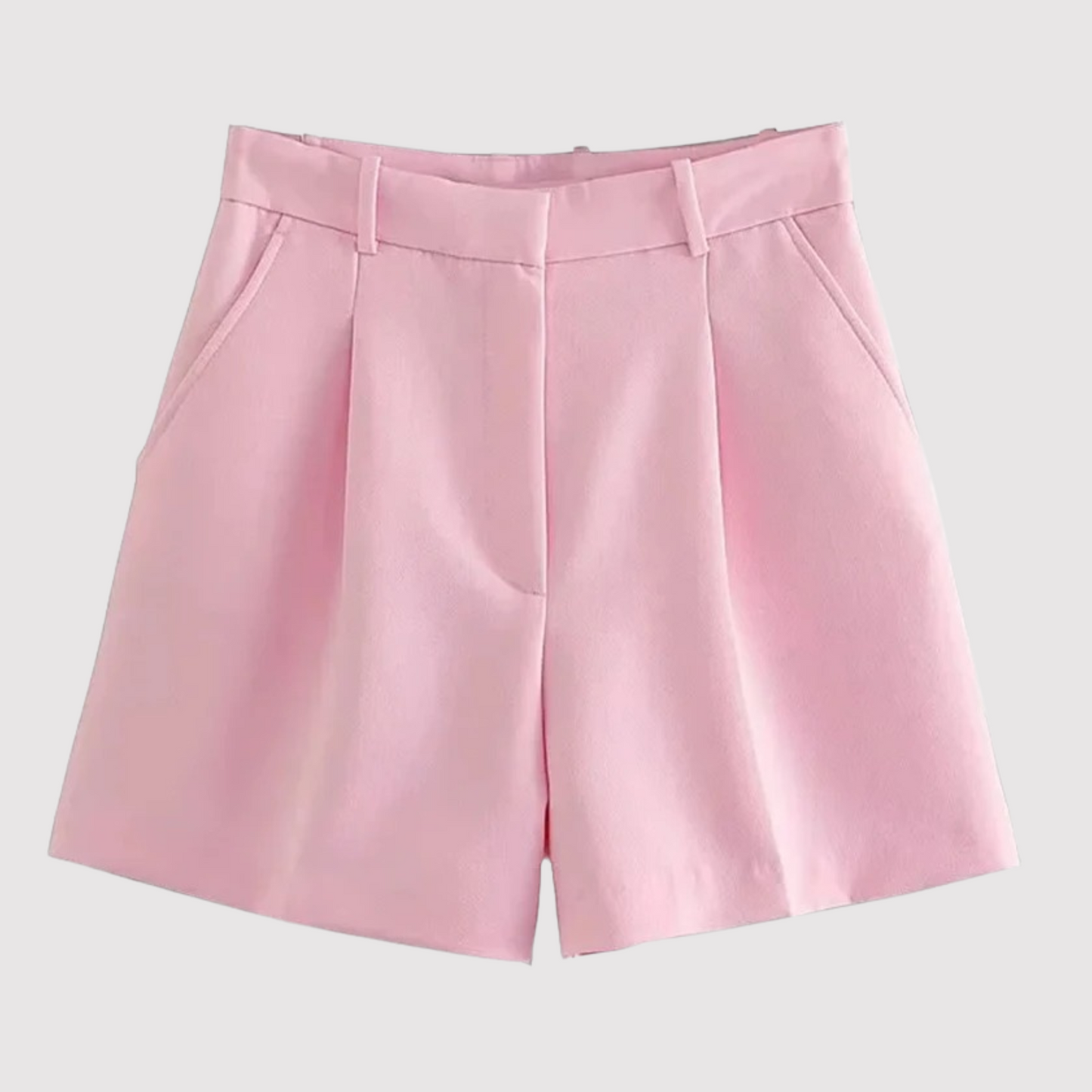 Damen Shorts mit High Waist und Falten in seitlicher Ansicht