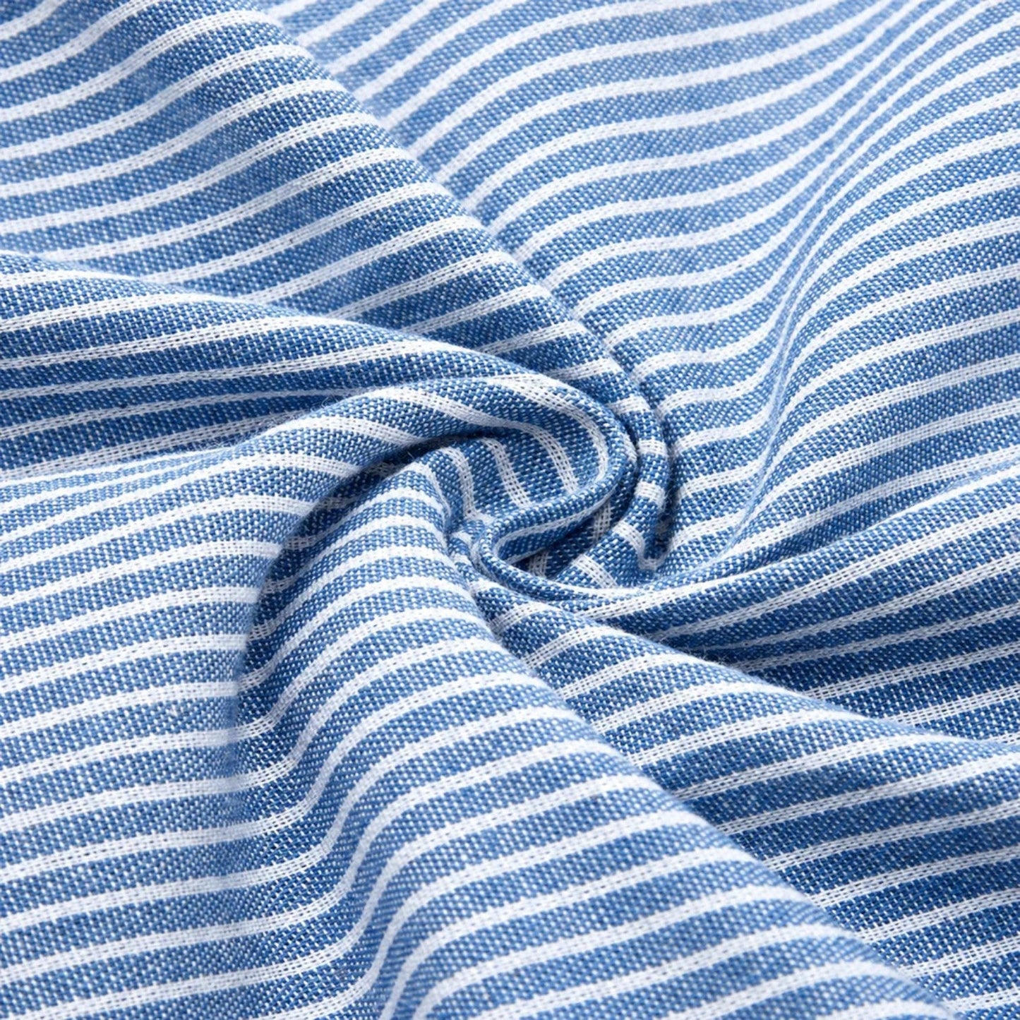 Detailansicht vom gestreiften Midi Kleid mit Knopfleiste und Taschen