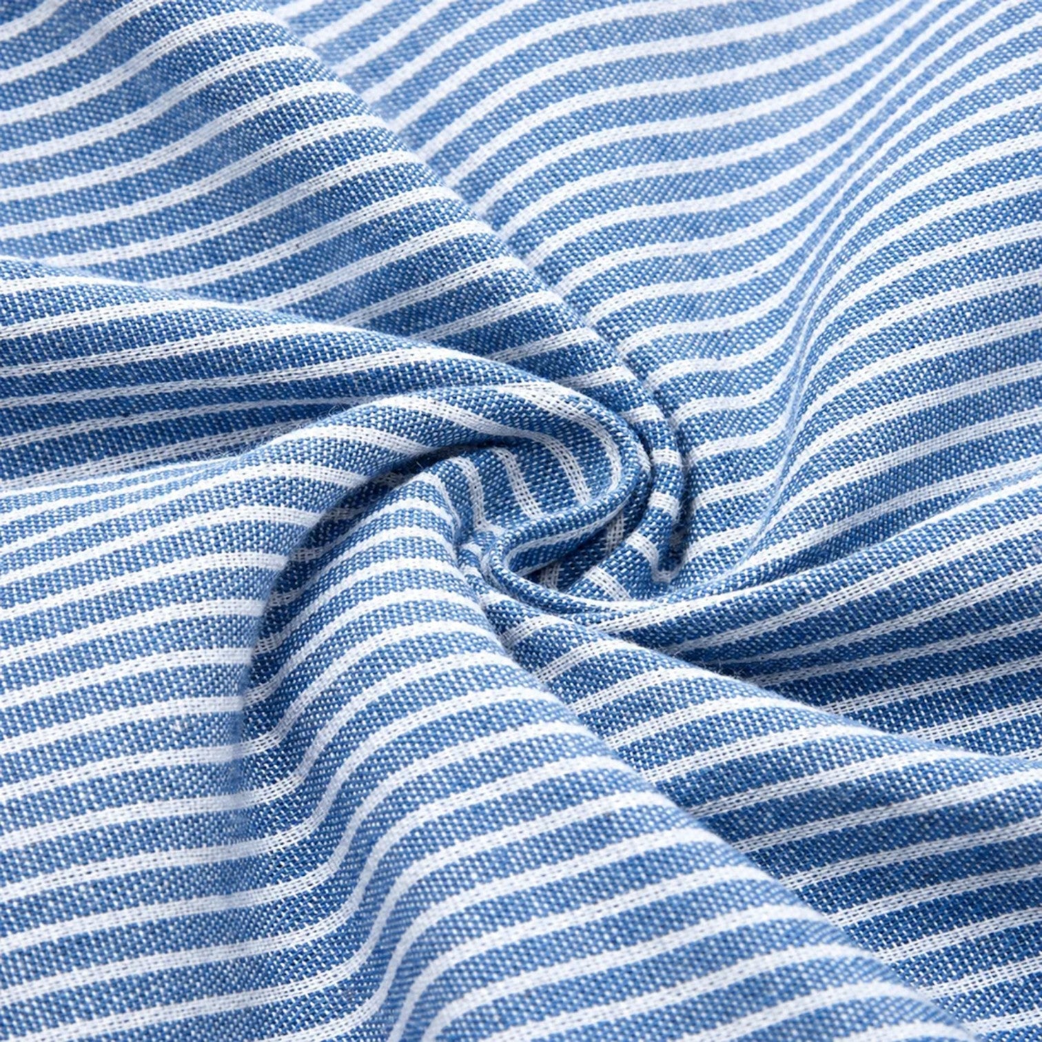Detailansicht vom gestreiften Midi Kleid mit Knopfleiste und Taschen