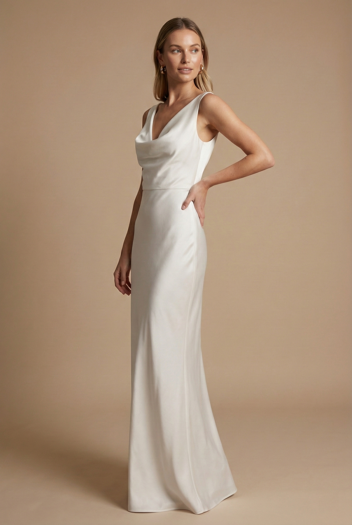 Elegantes Satin-Maxikleid für Damen mit weich drapiertem Ausschnitt