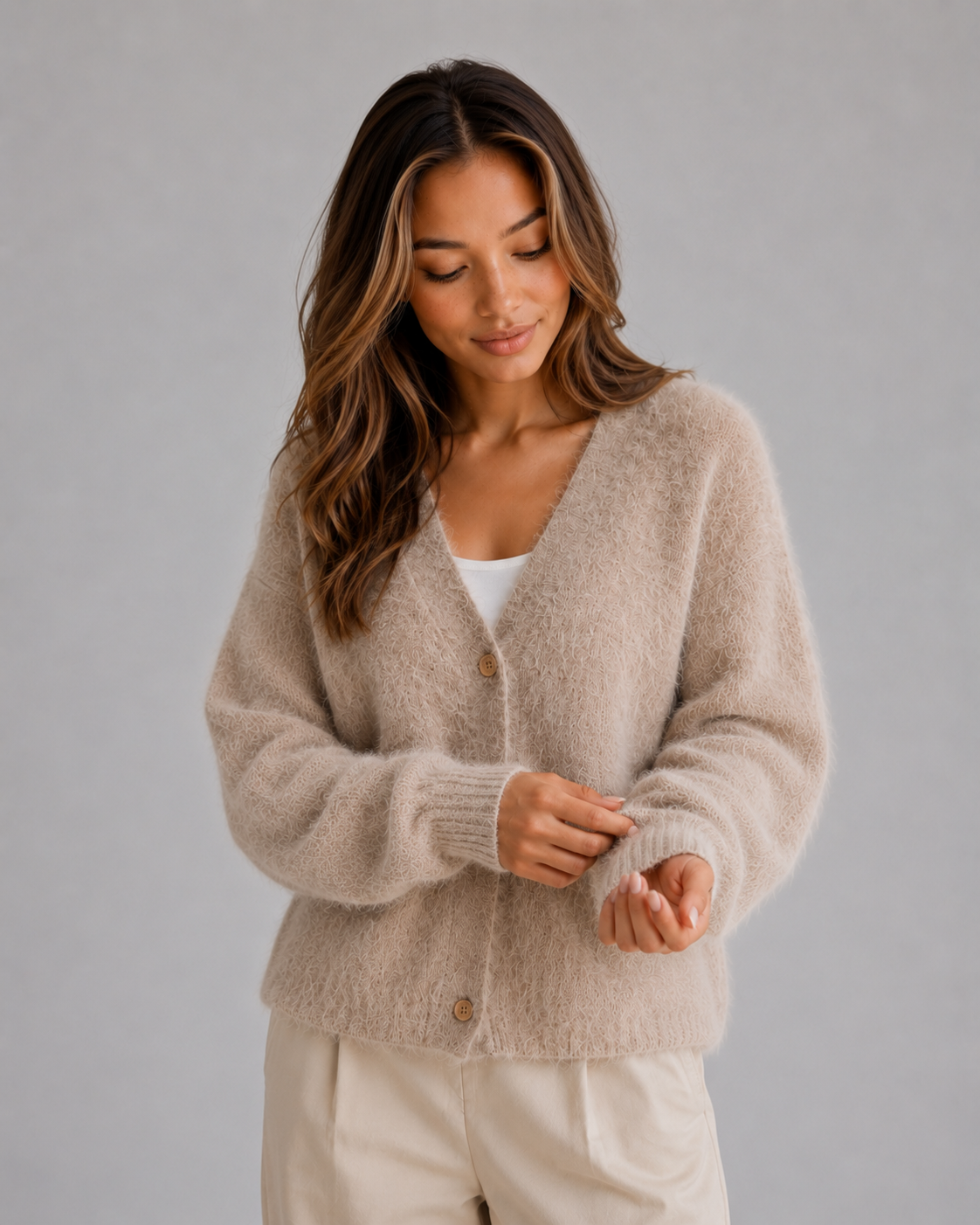 Damen Strickcardigan in Nahaufnahme mit V-Ausschnitt und feiner Struktur