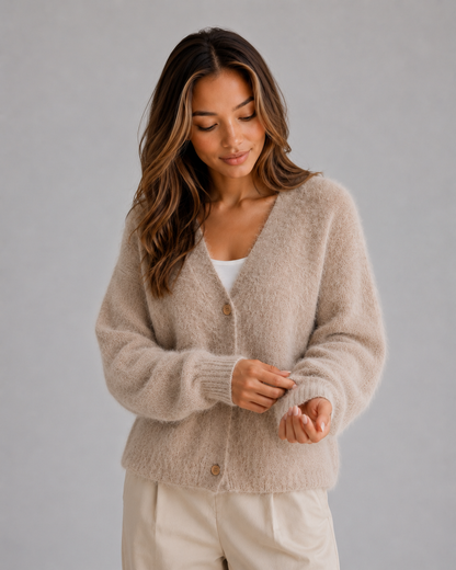 Damen Strickcardigan in Nahaufnahme mit V-Ausschnitt und feiner Struktur