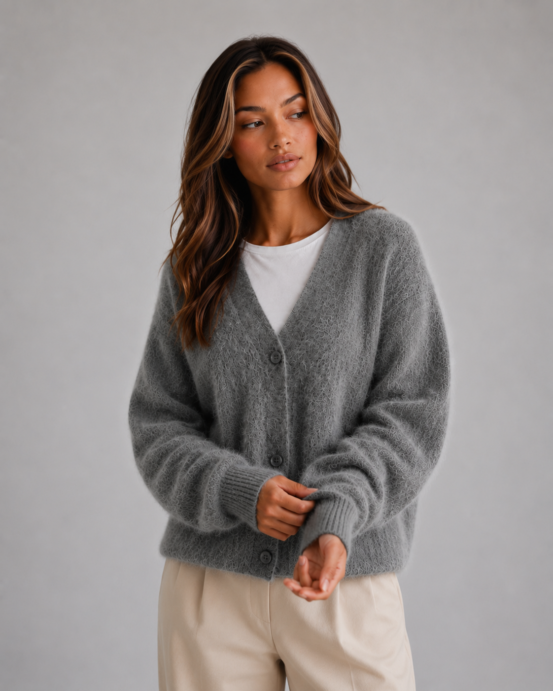 Rückansicht eines Damen Strickcardigans mit klassischem Schnitt