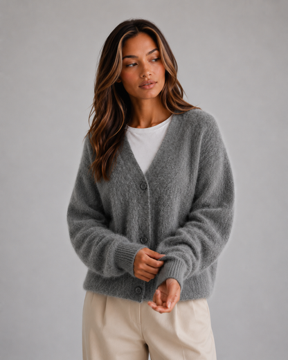 Rückansicht eines Damen Strickcardigans mit klassischem Schnitt