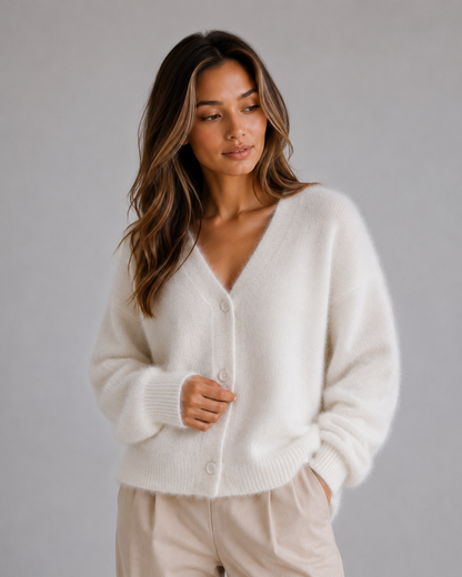 Detailansicht der Knopfleiste an einem weichen Damen Strickcardigan