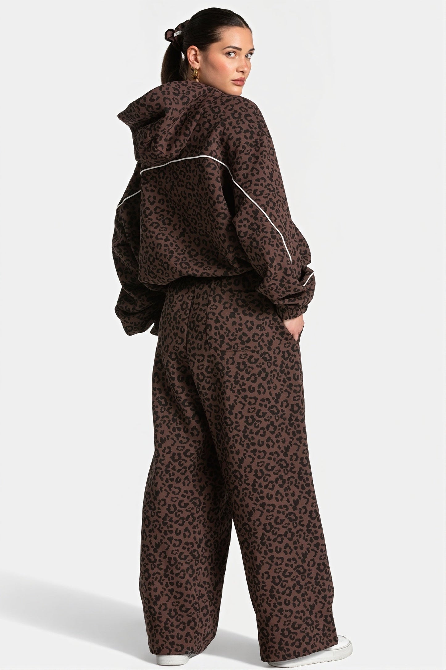 Detailansicht des Leopardenmusters auf dem Damen-Hoodie-Zweiteiler