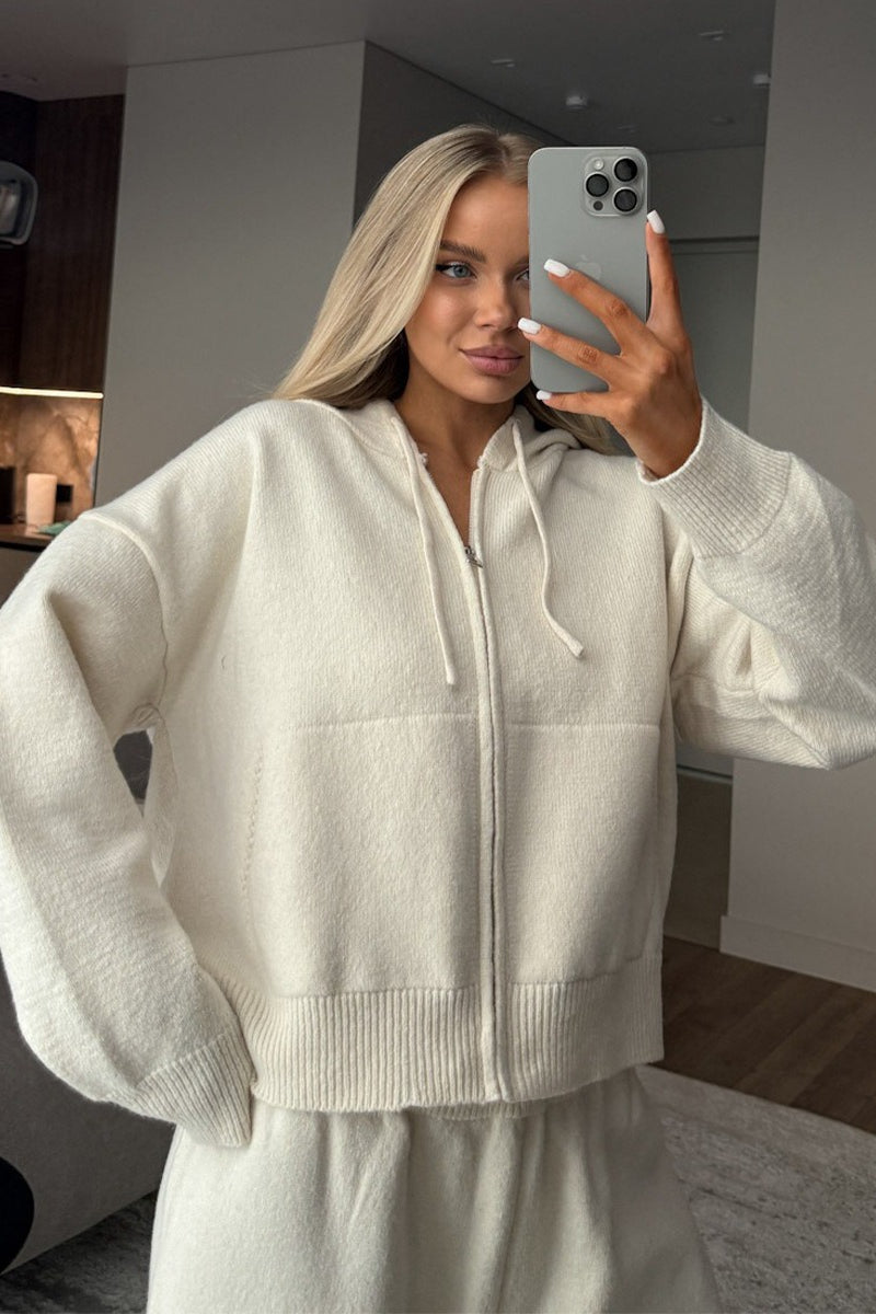 Damen-Outfit aus Strick mit Kapuze und weitem Bein