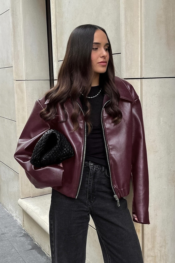 Schwarze Bikerjacke aus Kunstleder mit urbanem Stil