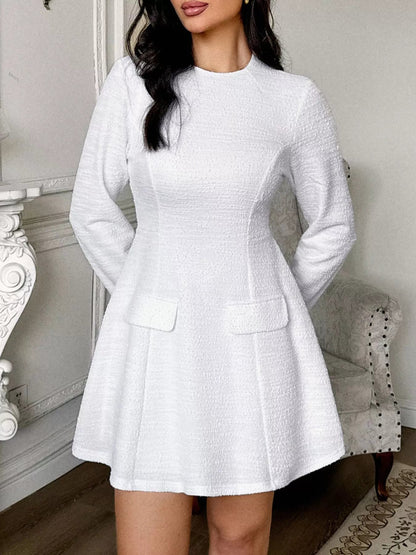 Mini-Kleid mit figurbetontem Schnitt, langen Ärmeln und freiem Rücken