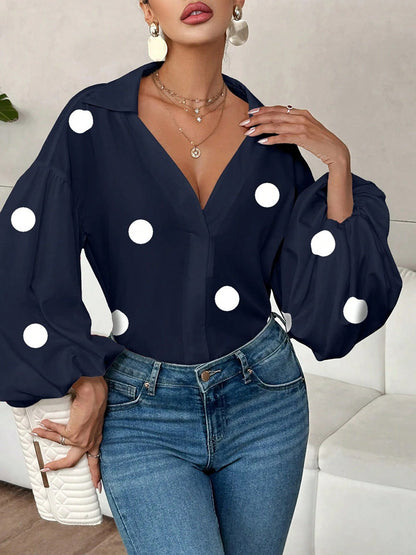Damenbluse mit Kontrastdetails und Tupfenmuster von vorne