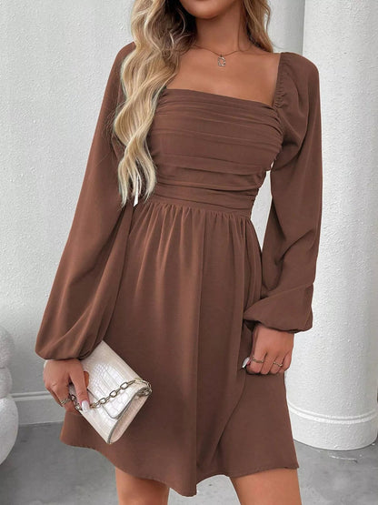 Gerüschtes A-Linien-Kleid mit quadratischem Ausschnitt und langen Ärmeln