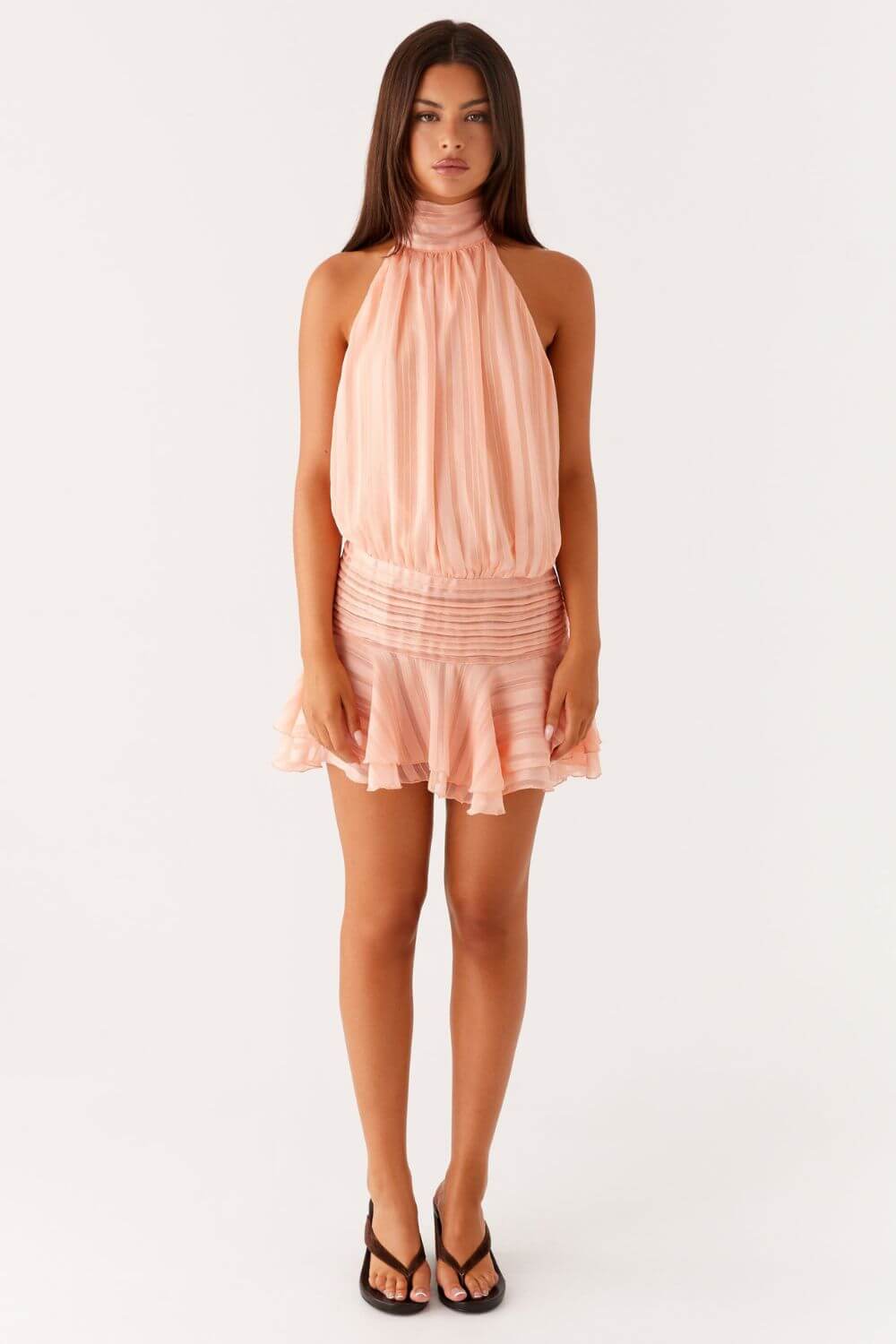 Satiniertes, drapiertes Kurzkleid mit hohem Hals