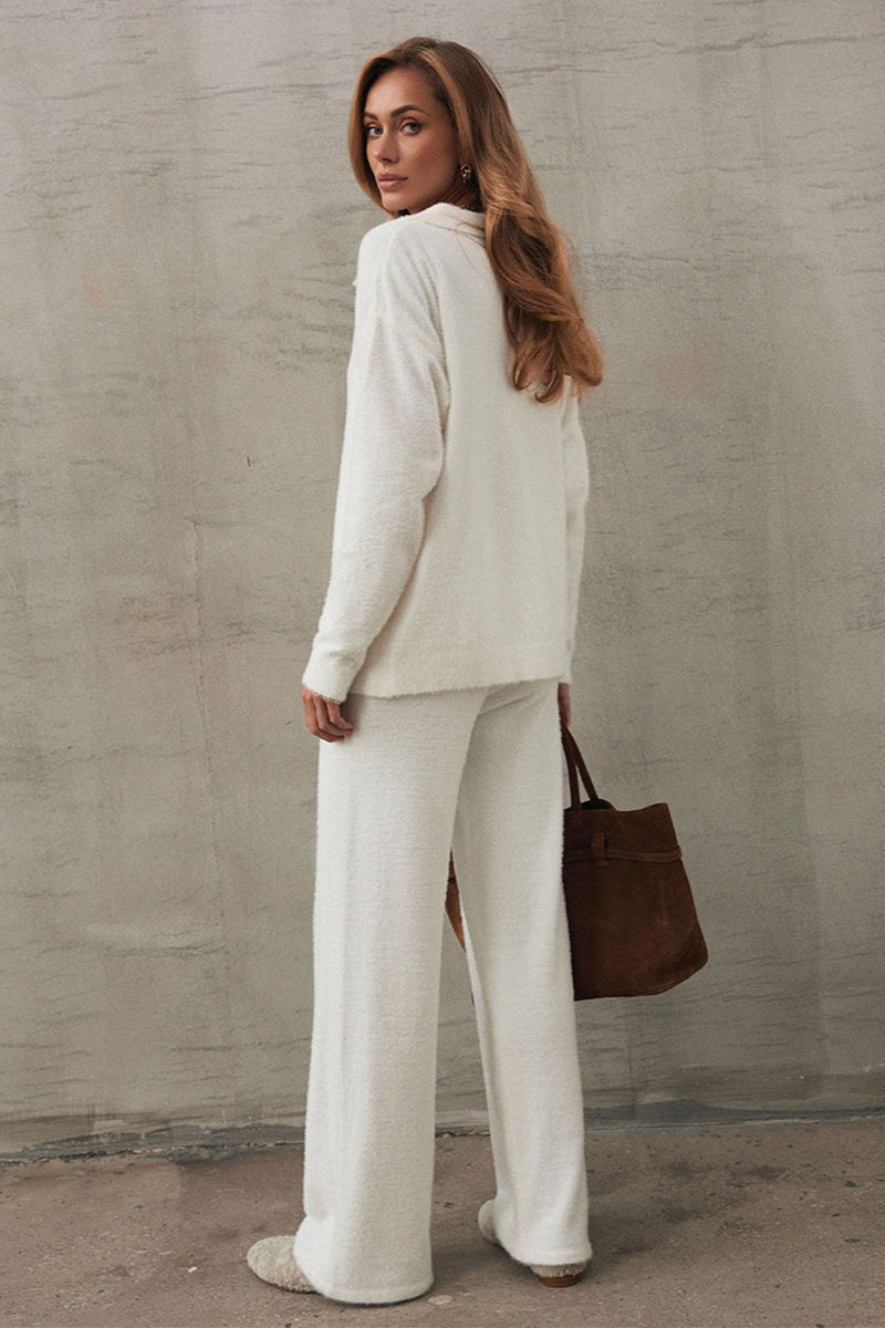 Kunstfell-Pullover und weite Hose als kombiniertes Damenoutfit