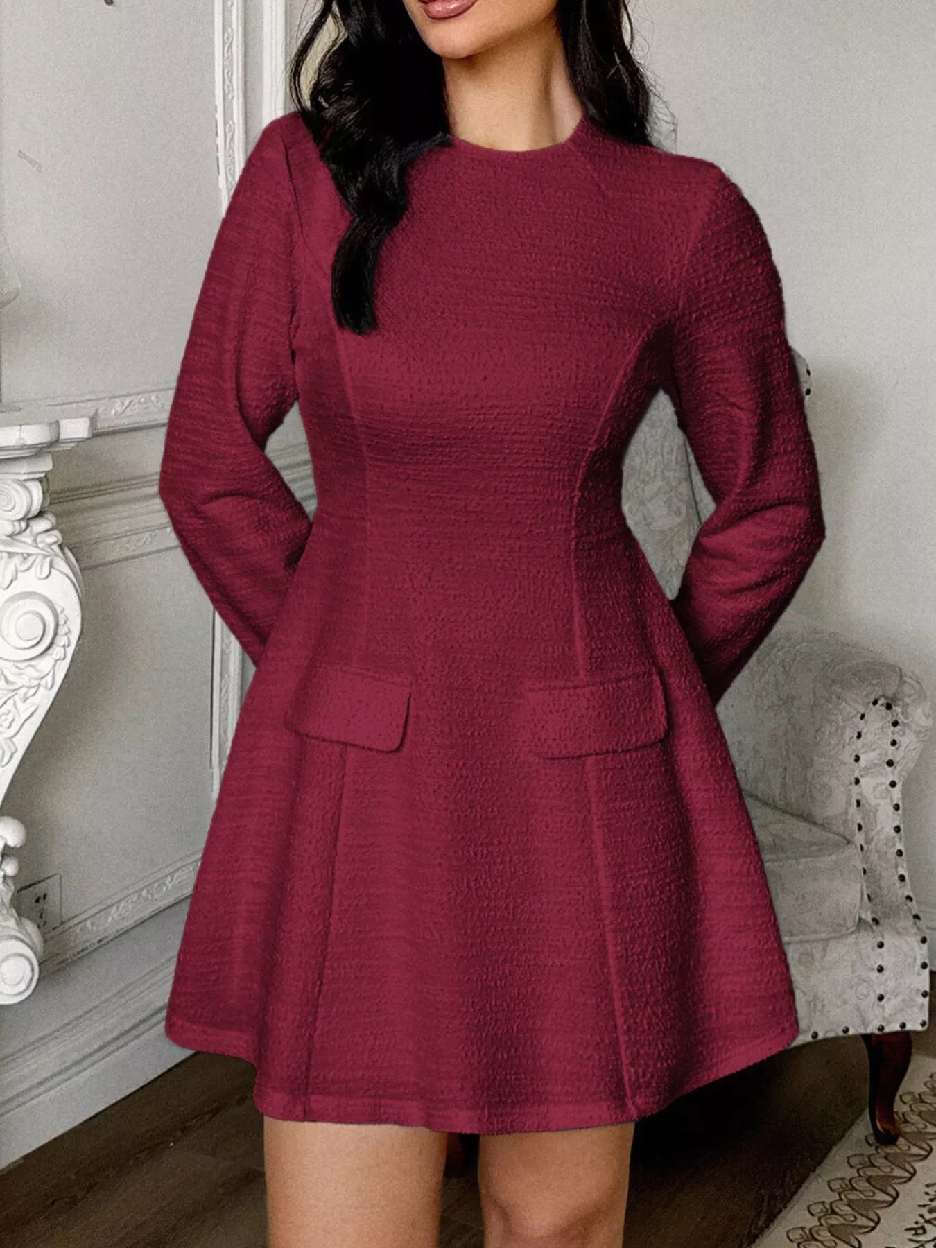 Mini-Kleid mit figurbetontem Schnitt, langen Ärmeln und freiem Rücken