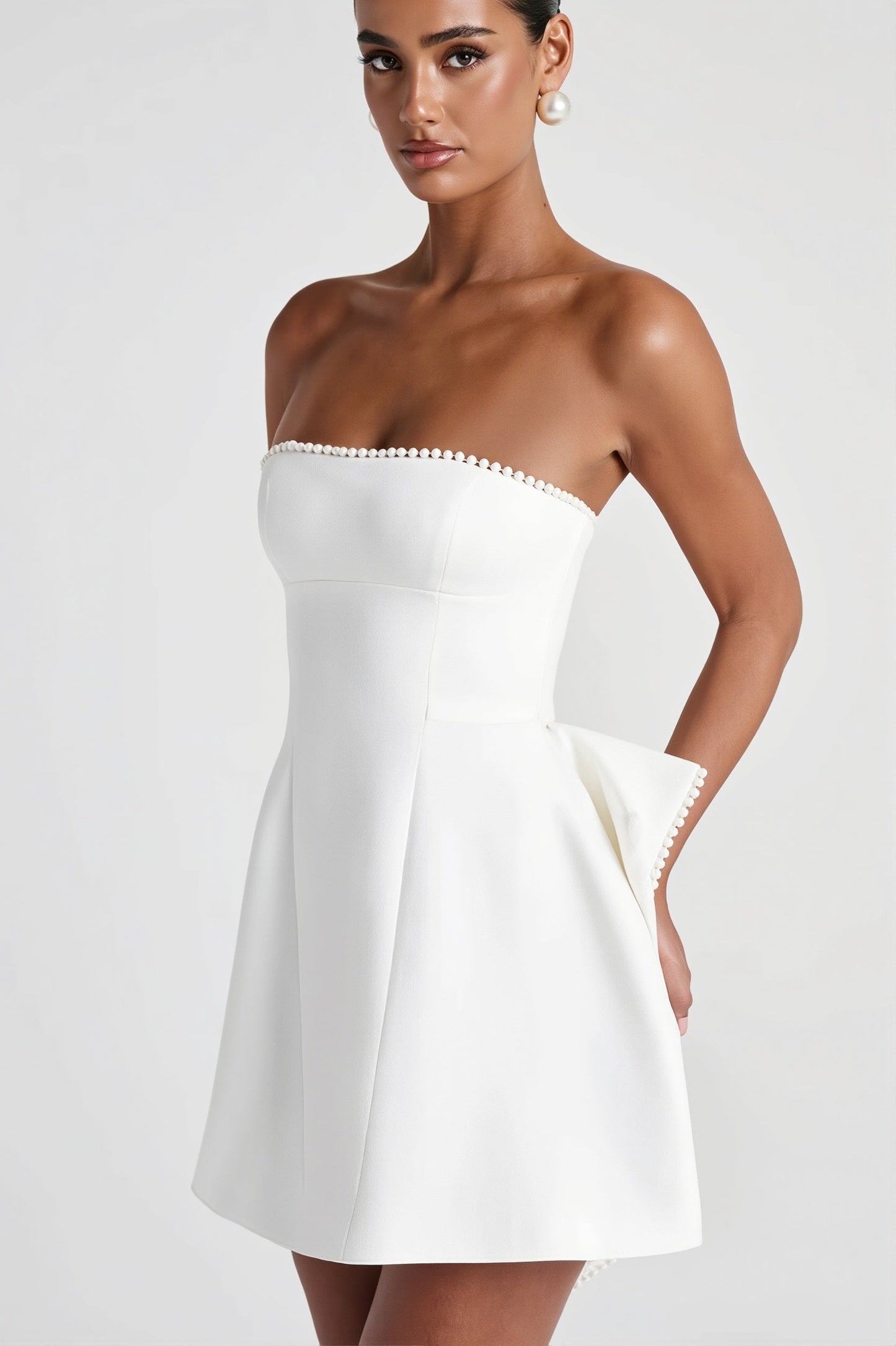 Kurzes Sommerkleid für Damen mit trägerlosem Oberteil