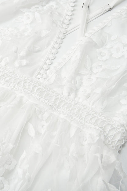 Detailaufnahme der floralen Stickerei und Spitzenstruktur am Damen Kleid