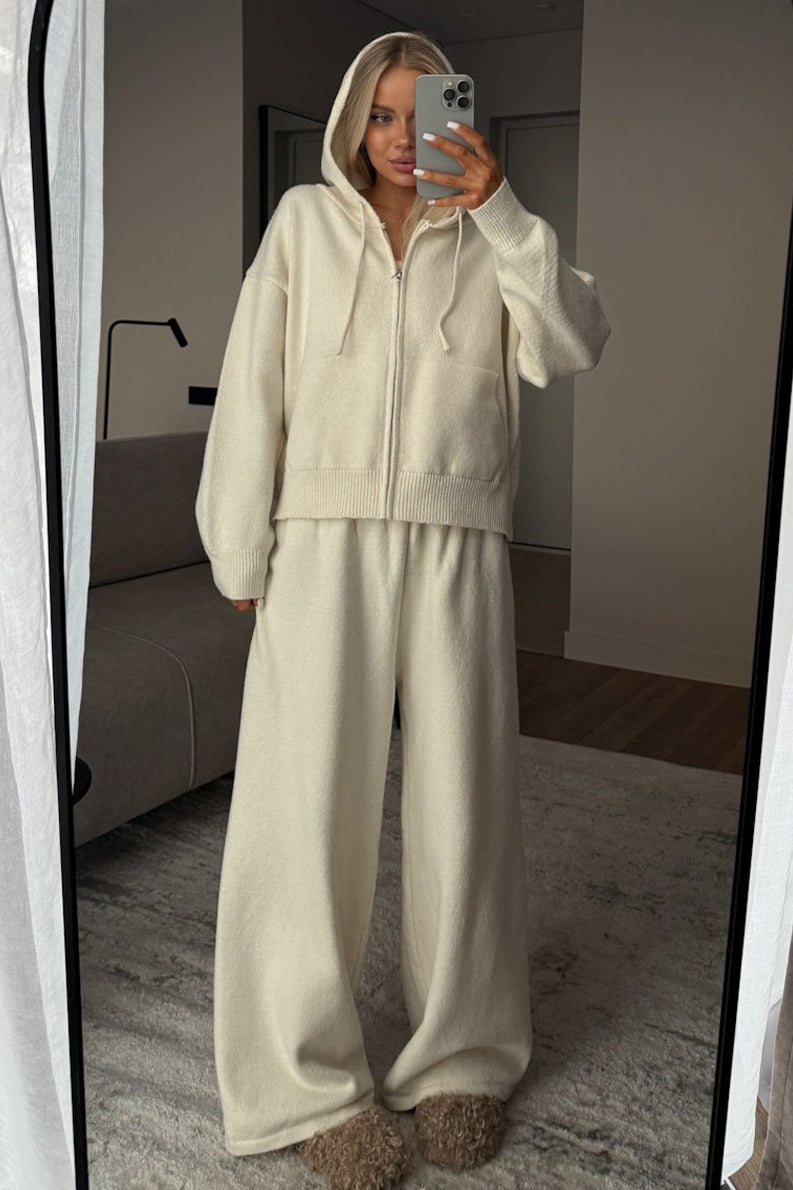 Weite Strickhose als Teil eines zweiteiligen Damen-Outfits