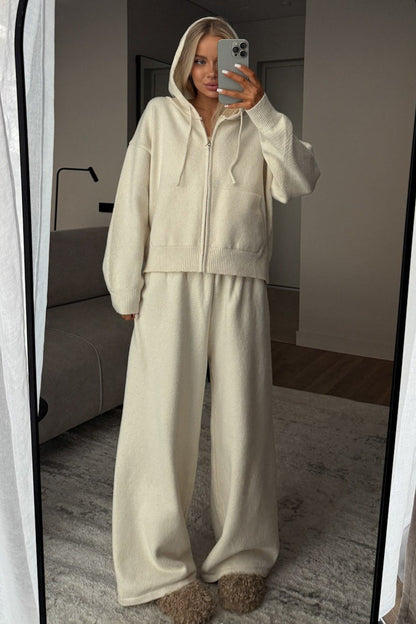 Weite Strickhose als Teil eines zweiteiligen Damen-Outfits