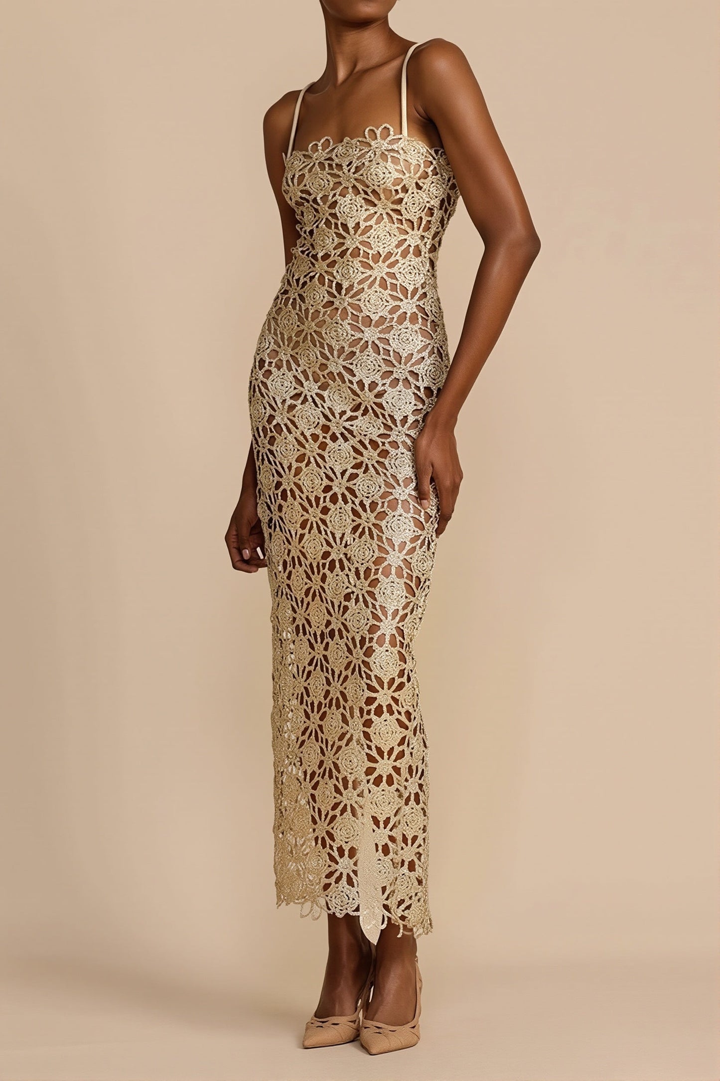 Langes Spitzenkleid mit schmalen Trägern und femininem Schnitt