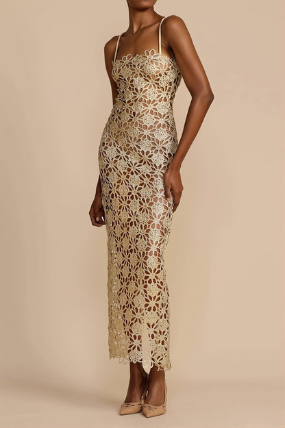 Langes Spitzenkleid mit schmalen Trägern und femininem Schnitt