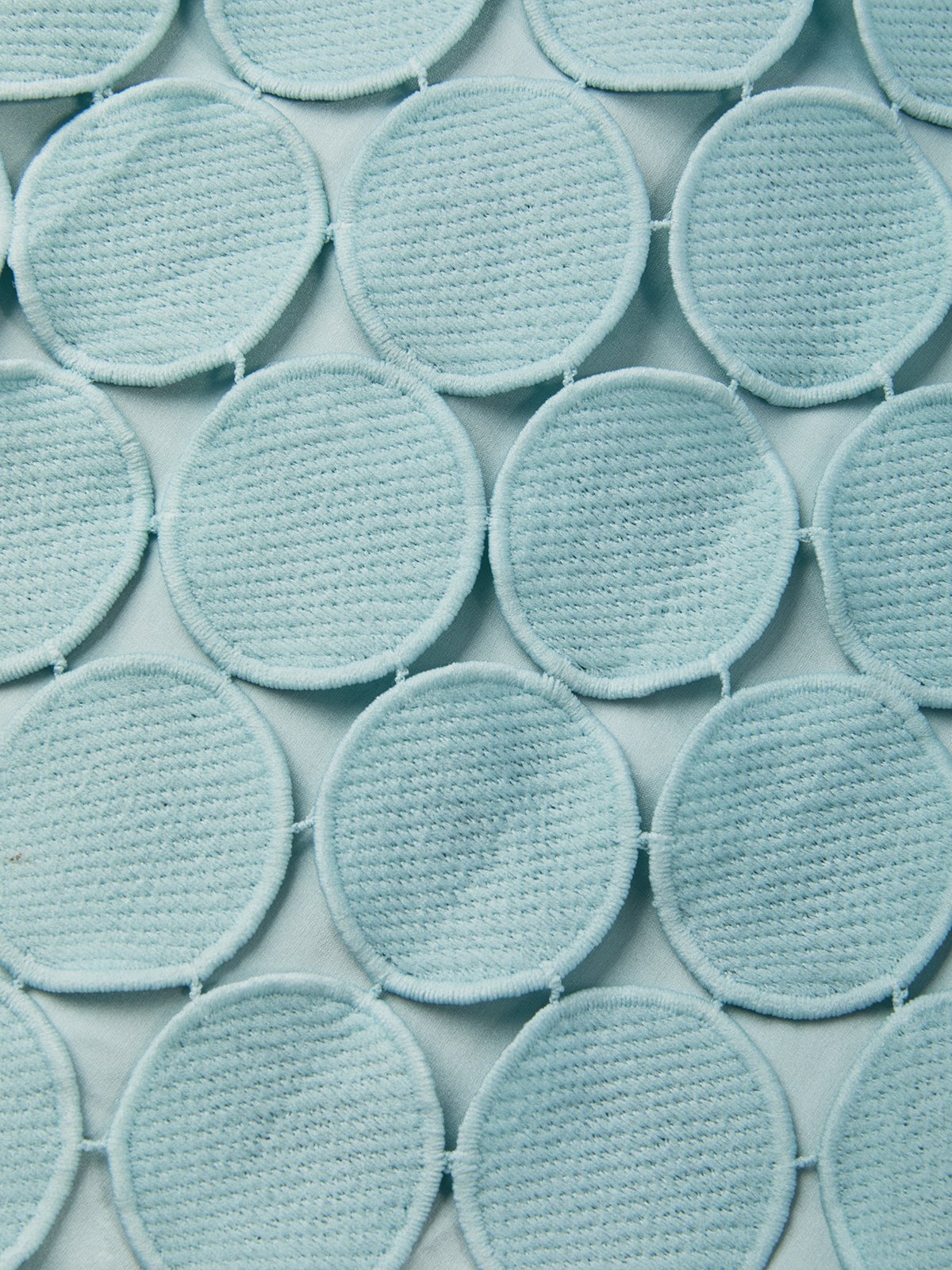 Detailansicht des Damen Midikleids mit Halterneck und Midilänge
