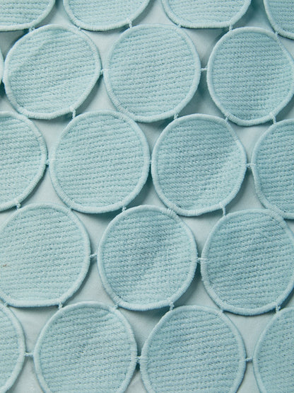 Detailansicht des Damen Midikleids mit Halterneck und Midilänge
