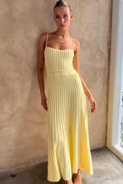 Gestricktes, plissiertes Midi-Kleid mit Spaghettiträgern