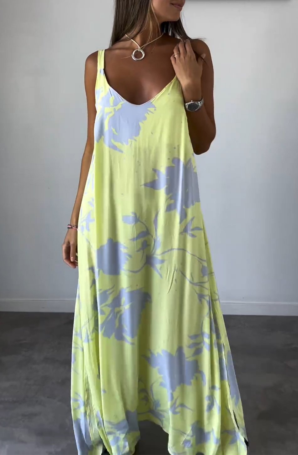 Modisches bedrucktes Damenkleid