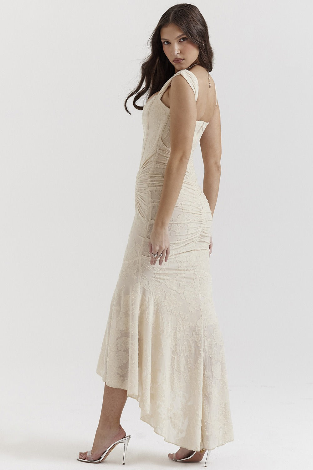 Elegantes Spitzen-Maxikleid in Seitenansicht