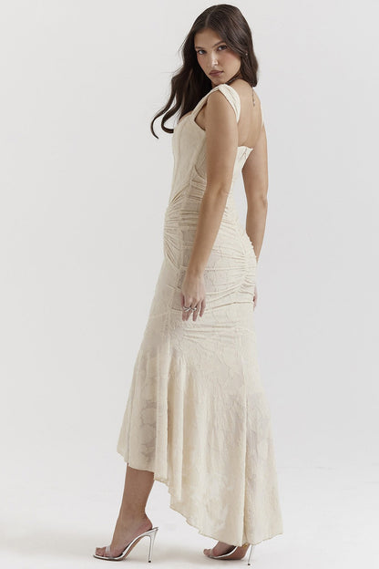 Elegantes Spitzen-Maxikleid in Seitenansicht