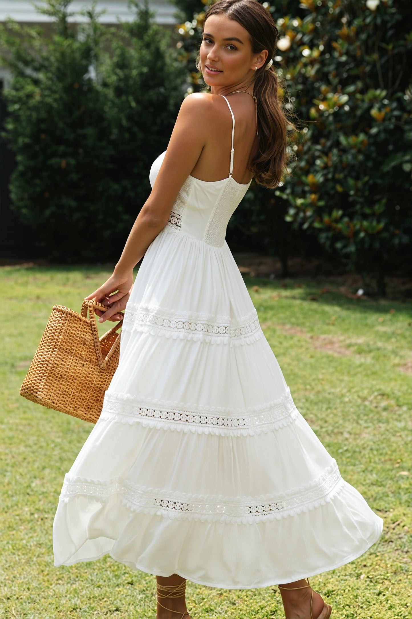 Damen Maxikleid mit Spitze und schwingendem Rock getragen im Look