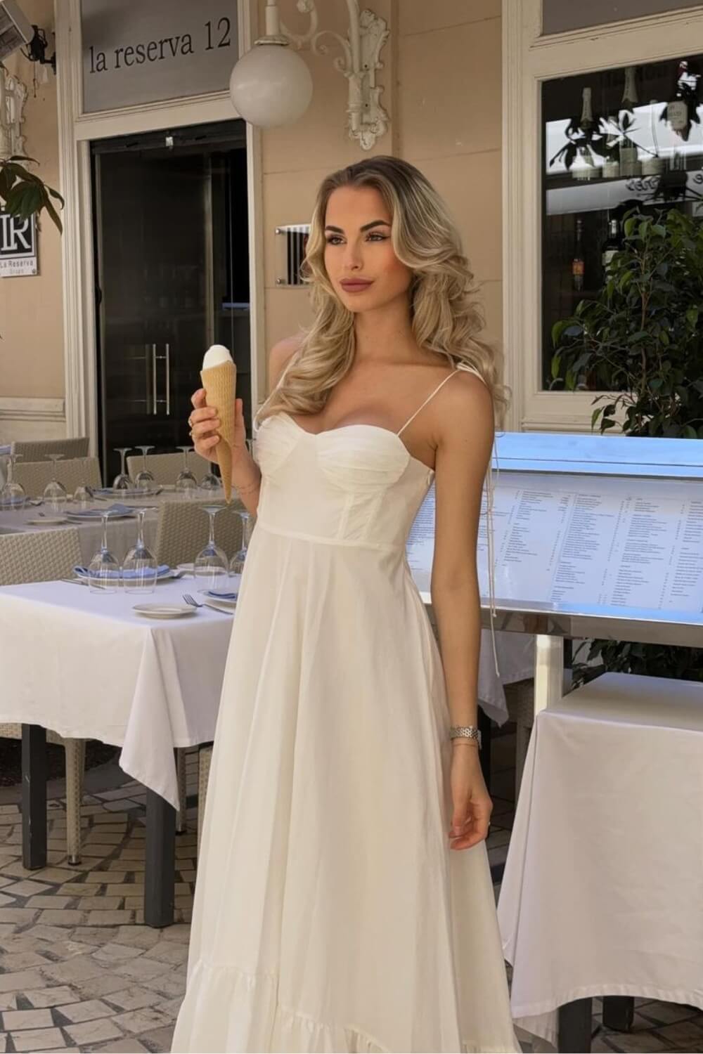Lang fließendes Kleid aus Polyester in Weiß