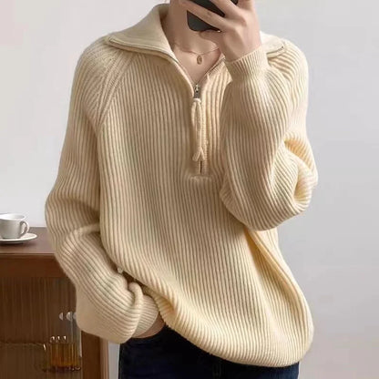 Detailansicht des Halbzips am gestrickten Damenpullover
