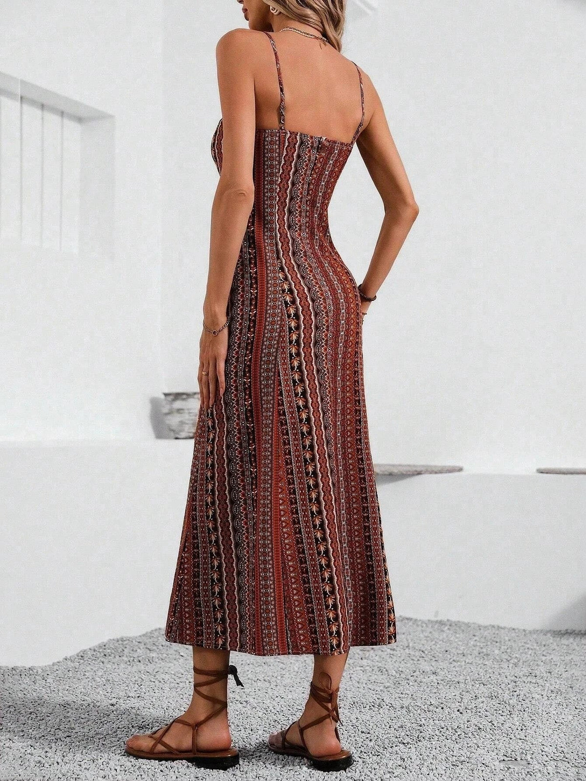 Damen-Maxikleid von vorne mit auffälligem ethnischem Print