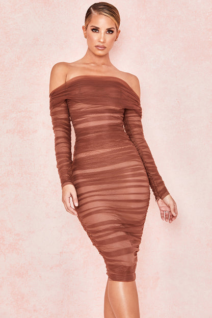 Damen-Midikleid mit schulterfreiem Ausschnitt in frontaler Ansicht
