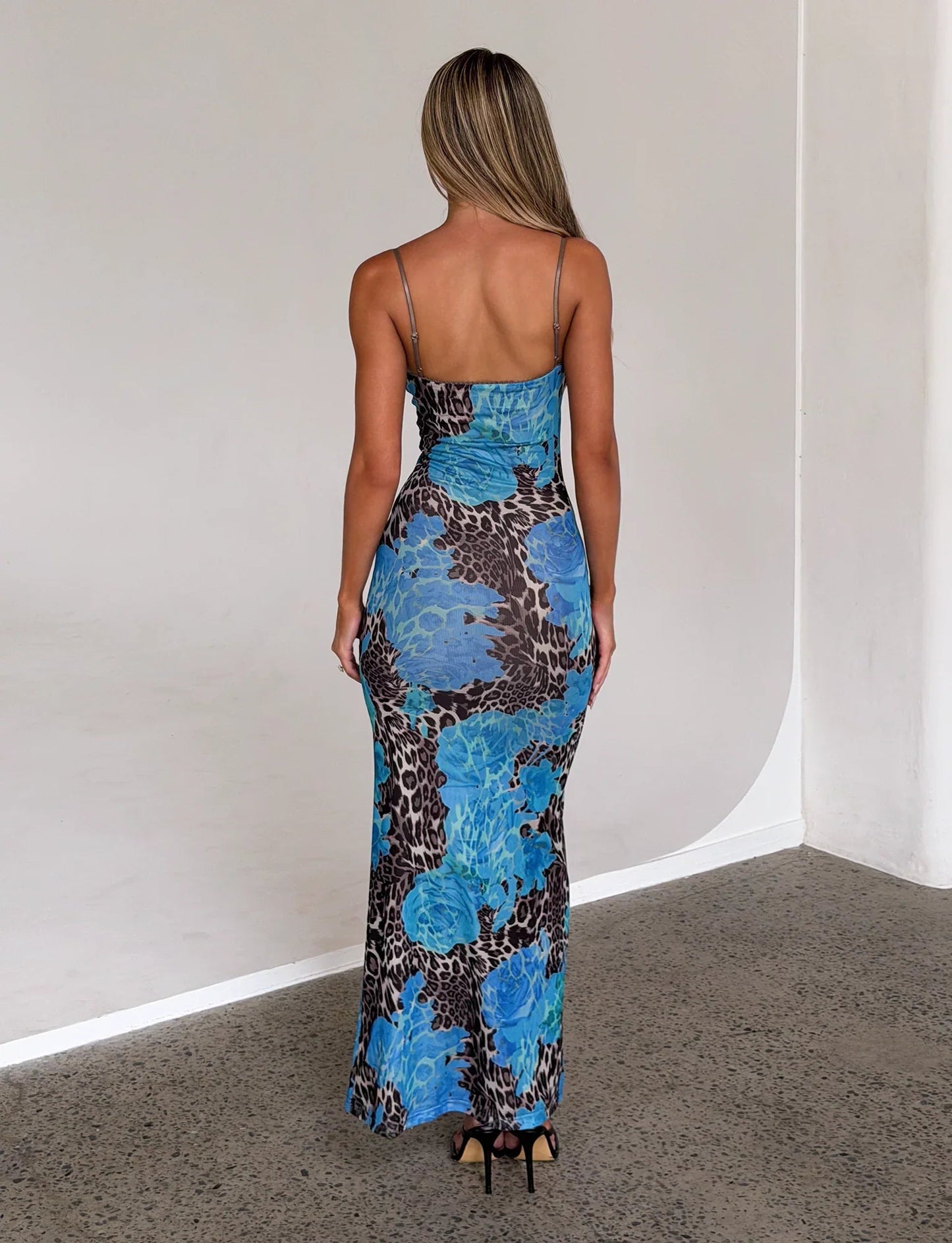 Eng anliegendes Maxi-Kleid mit blauem Leopardenmuster