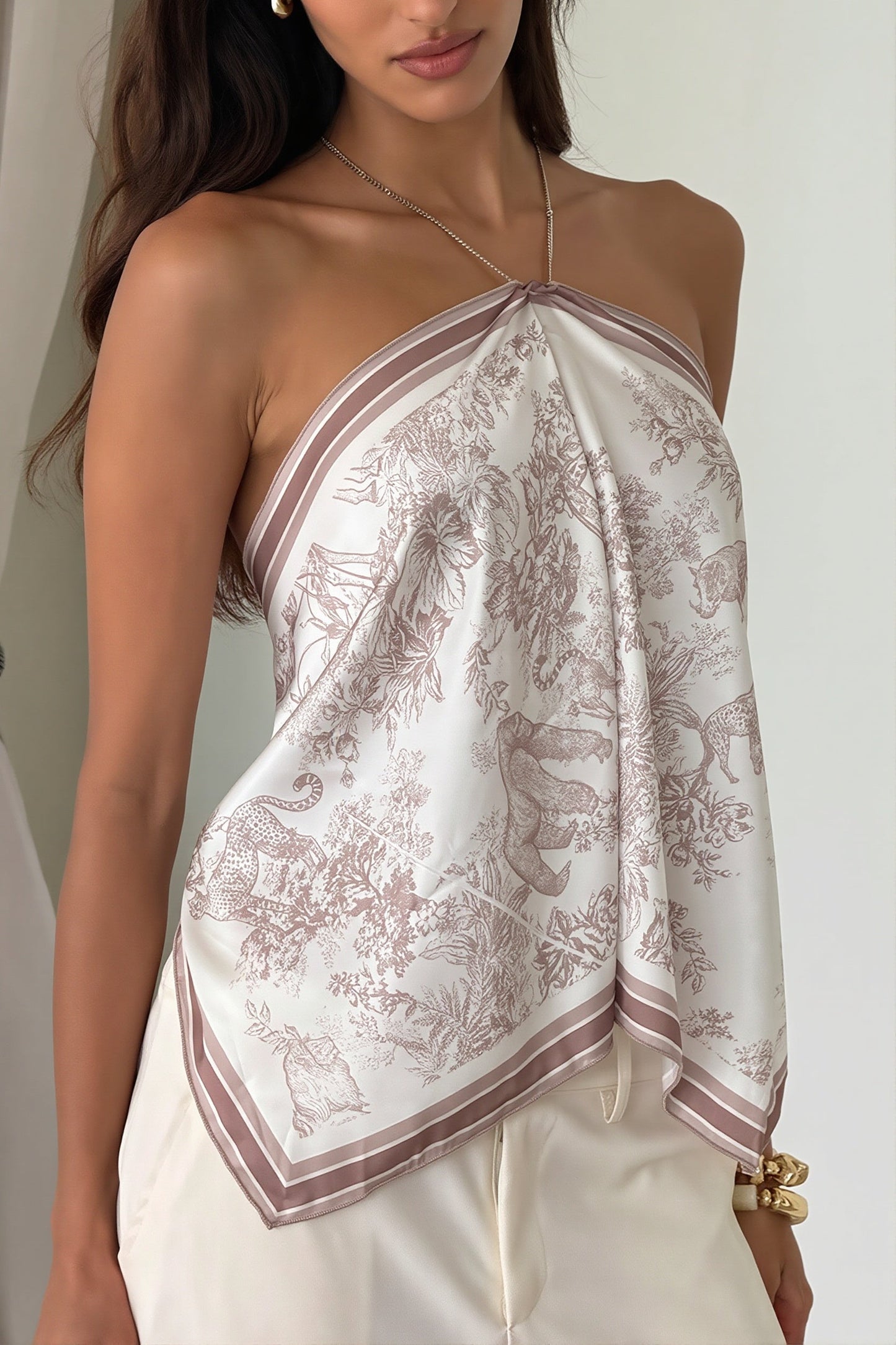 Damen Haltertop mit Print und Rueckenband aus schräger Vorderansicht