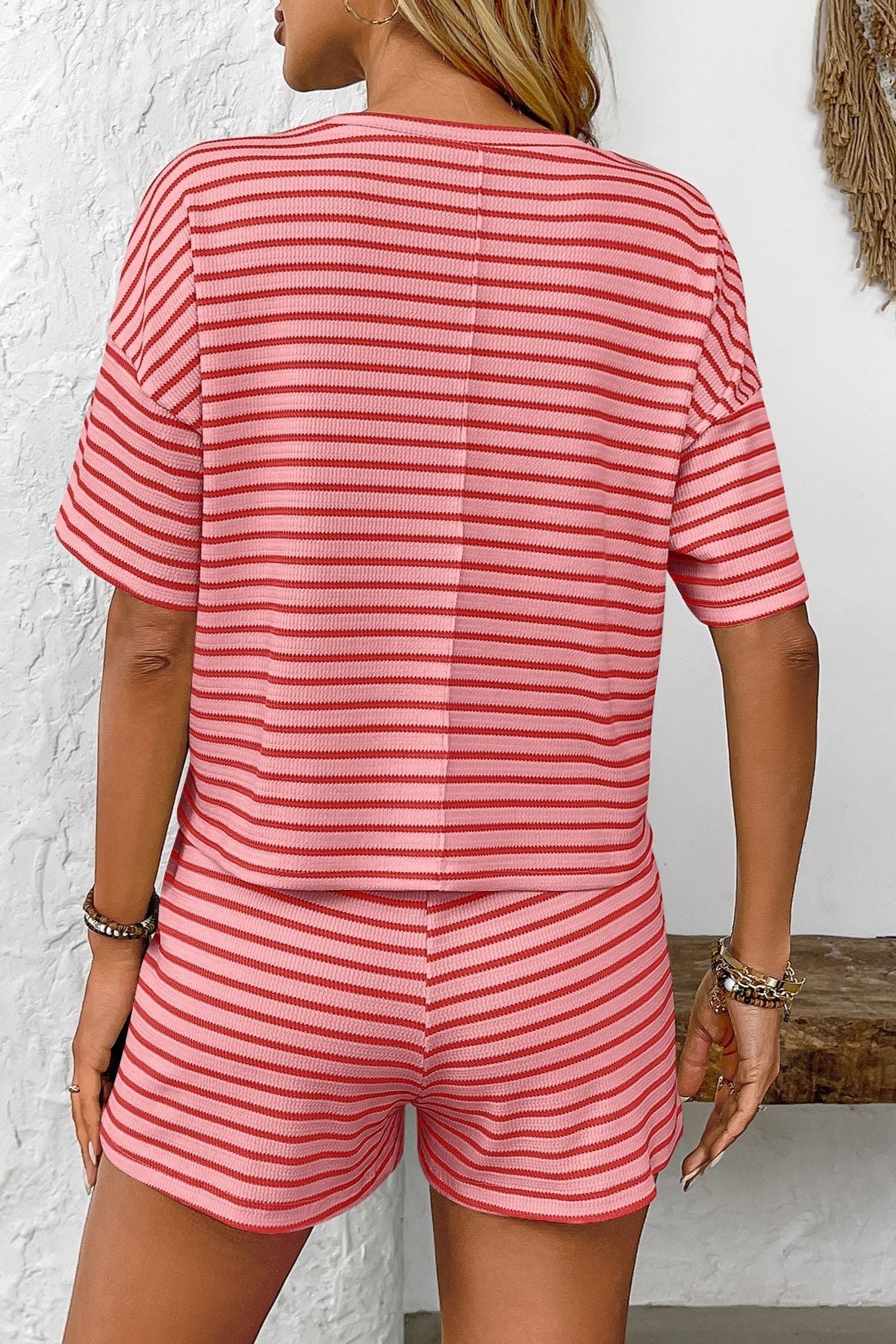 Rückansicht vom Damen Shorts-Set aus Strick mit gestreiftem Kurzarmoberteil