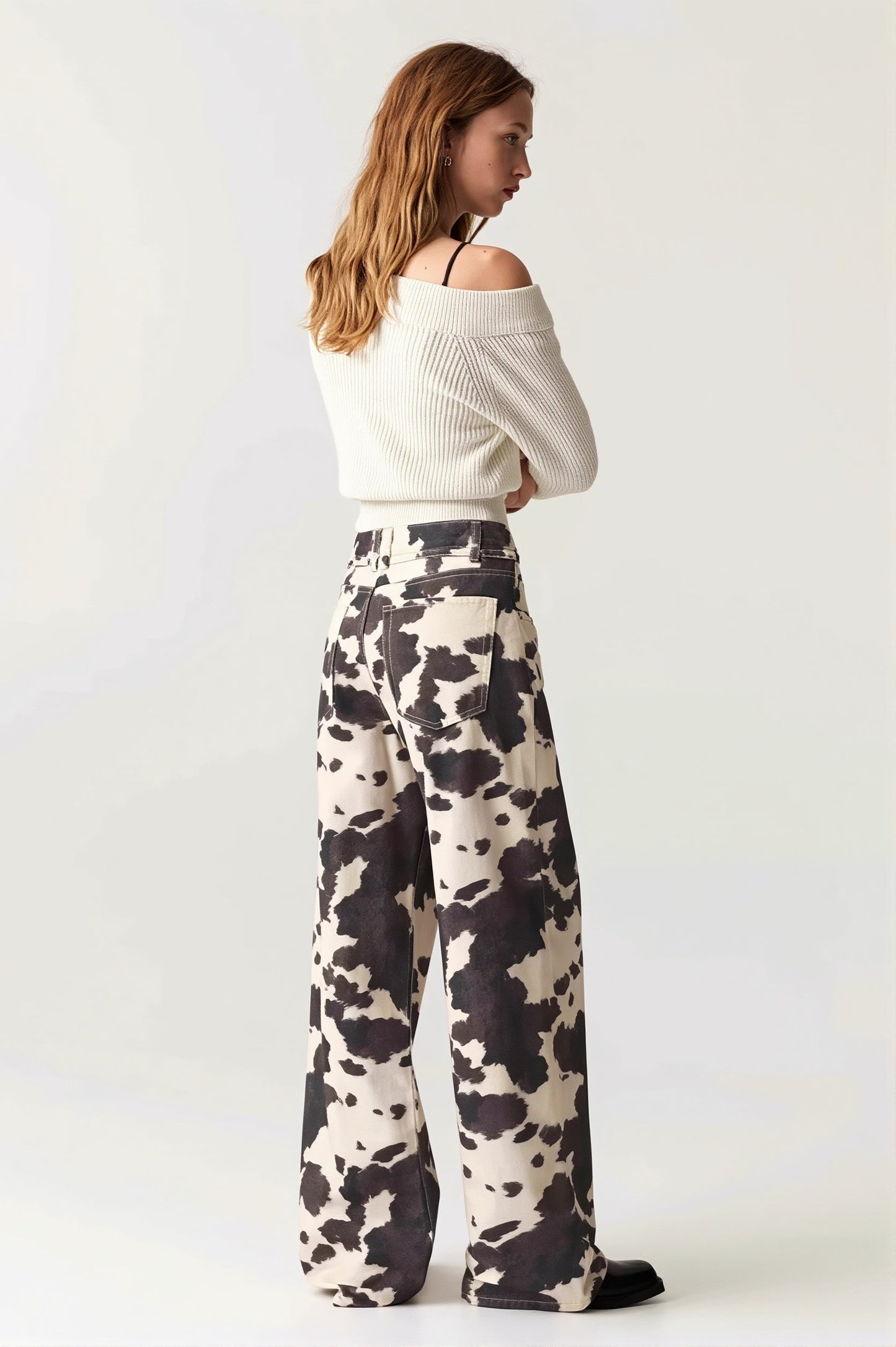 Straight Leg Jeans mit washed Look und Kuhmuster in Rückansicht