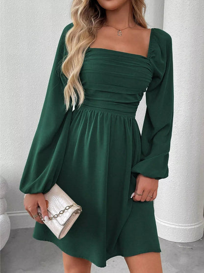 Gerüschtes A-Linien-Kleid mit quadratischem Ausschnitt und langen Ärmeln