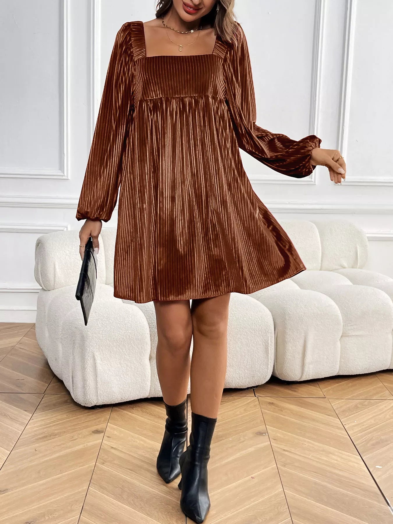 Damen-Samtkleid von vorne mit klassischem Carré-Ausschnitt