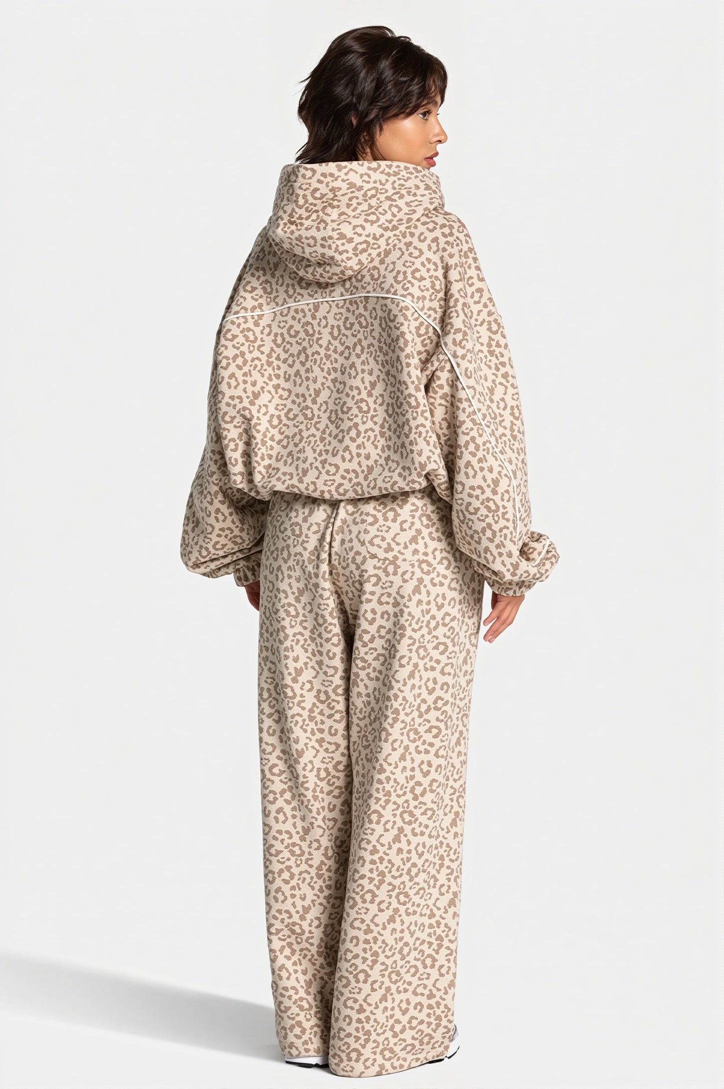 Rückansicht des Damen-Hoodies mit Kapuze und Leopardenmuster